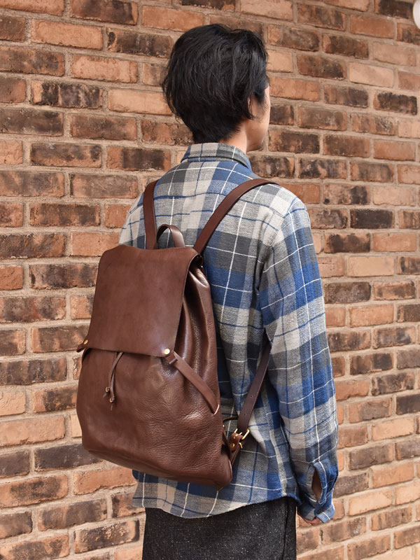 アウトドアバックパック メンズ着用