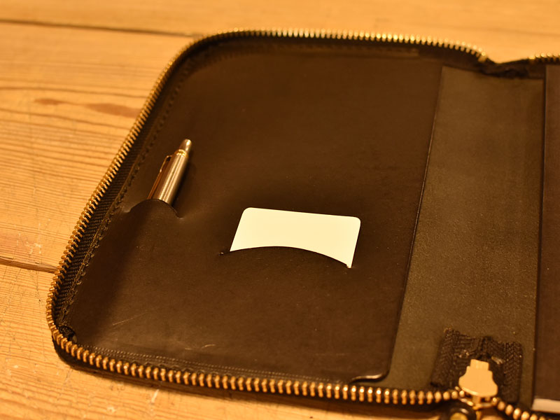 フェニックスのファスナーブックケース Mサイズ