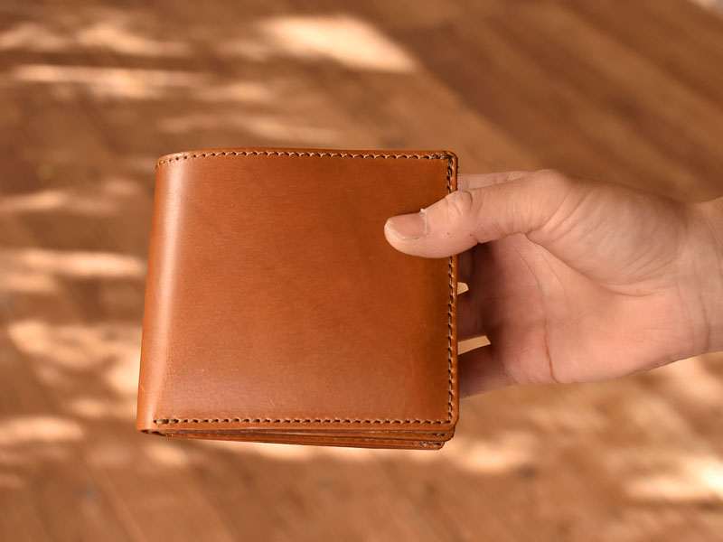サドルプルアップを使った二つ折り財布 デザイン