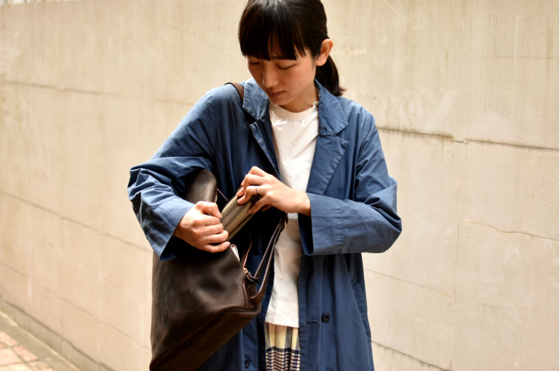クーズーのリュック タンブラー取り出し
