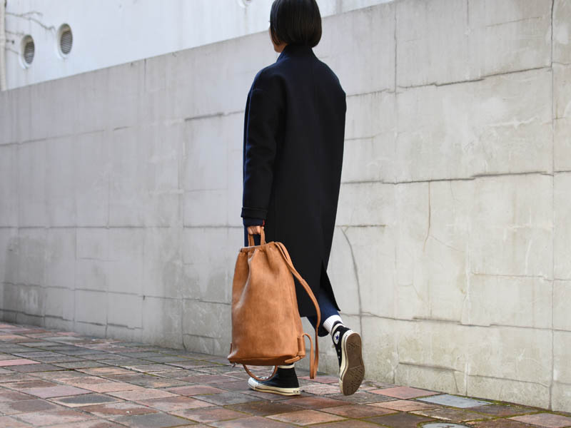 着用女性手持ちM