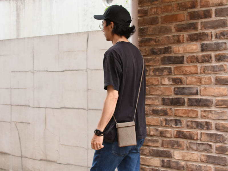 男性グレー