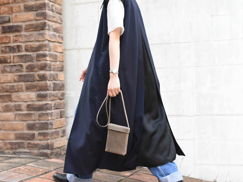 女性グレー