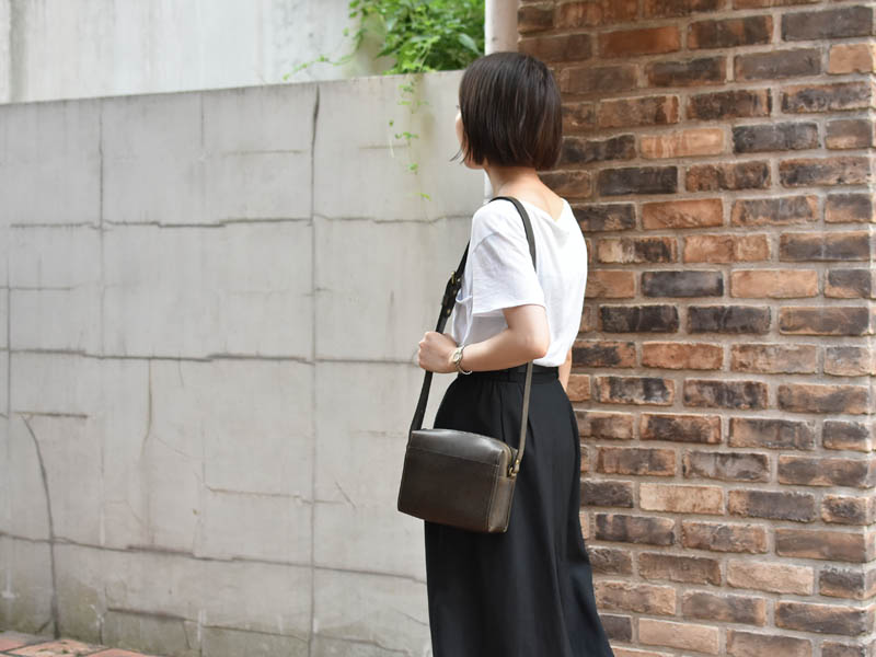 GRY肩掛け女性