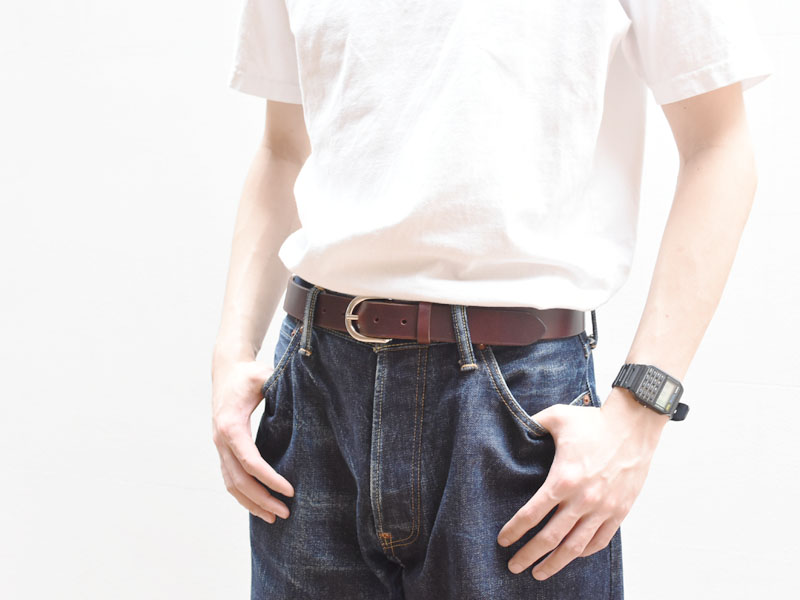 ベルトカスターニョ男性着用アップ