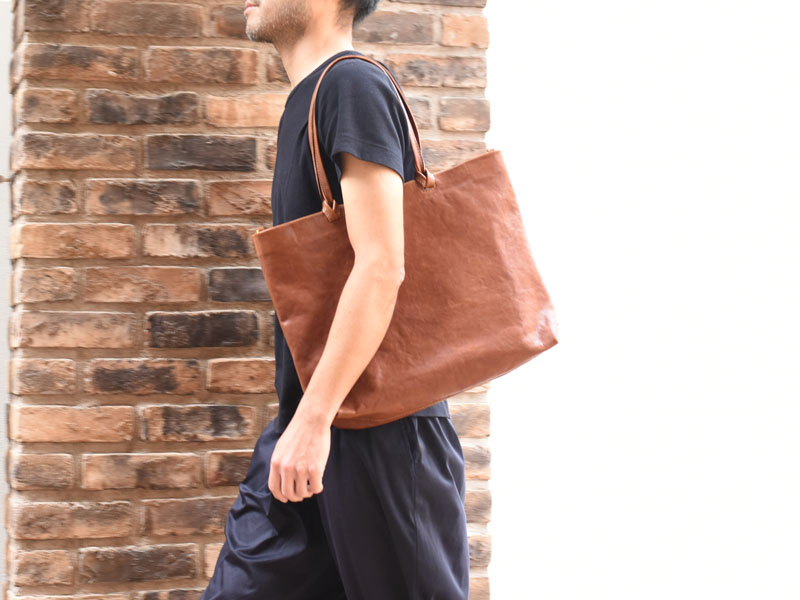 ユーフラテトートバッグ Ⅿサイズ アンバー 男性着用 肩掛け 平