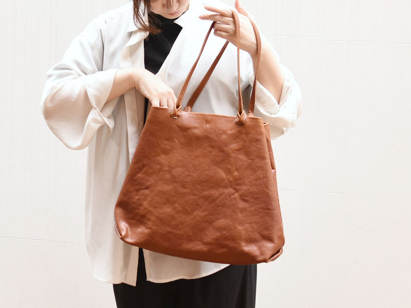 ユーフラテトートバッグ Ⅿサイズ アンバー 女性着用 中身取り出し